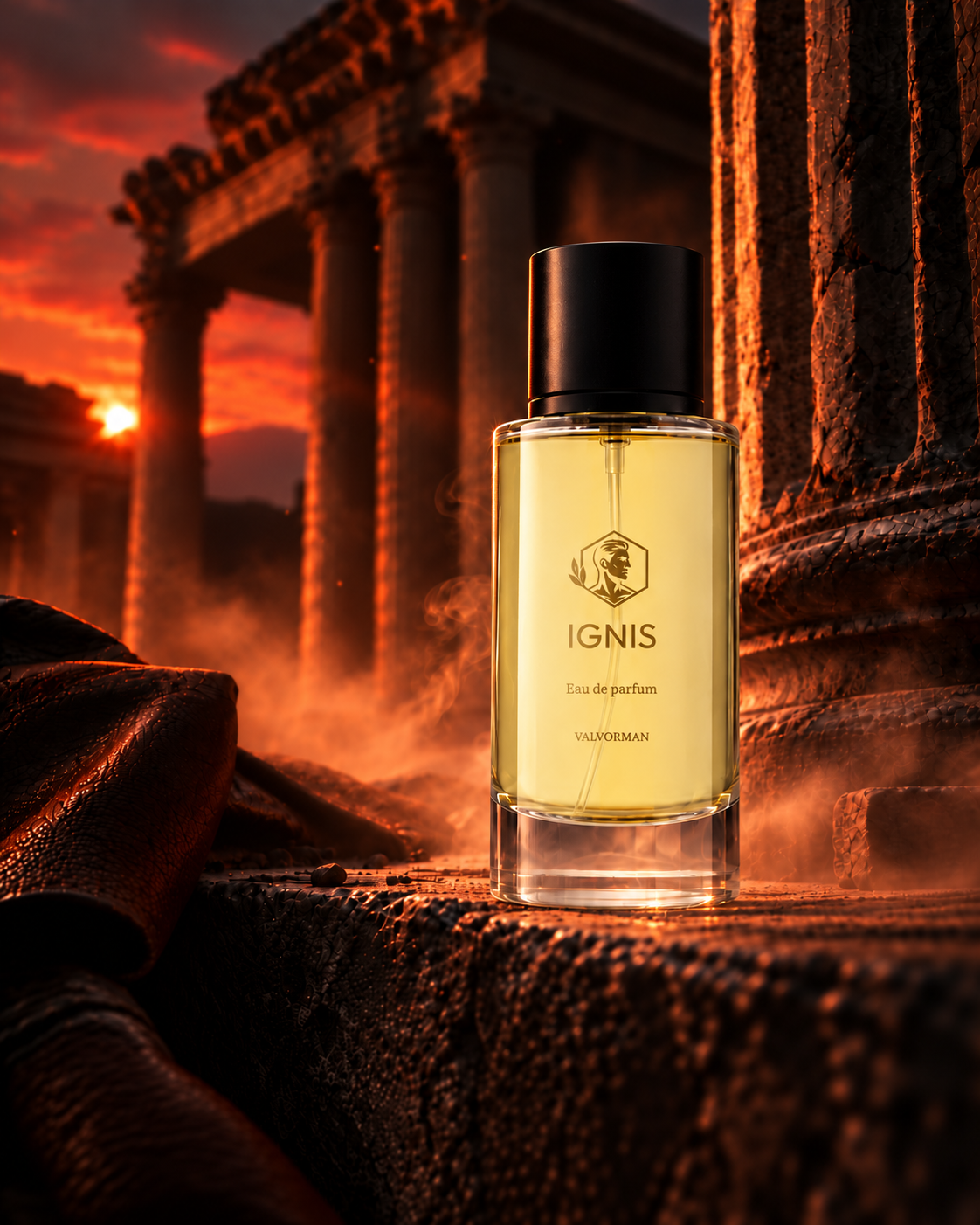 Ignis eau de parfum 50 ml tussen oude zuilen in rood avondlicht