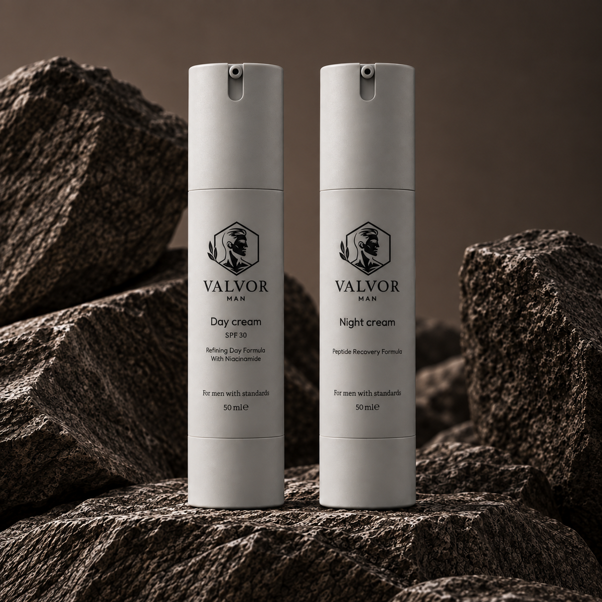 Day Cream en Night Cream op donkere steen