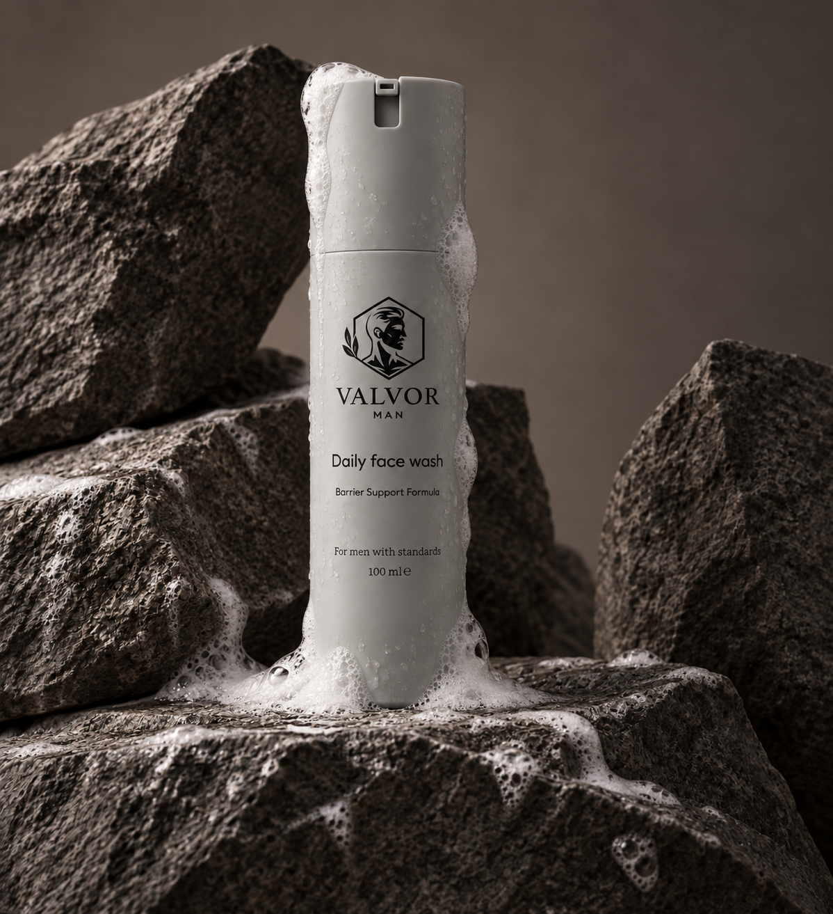Daily Face Wash op donkere steen, met schuim