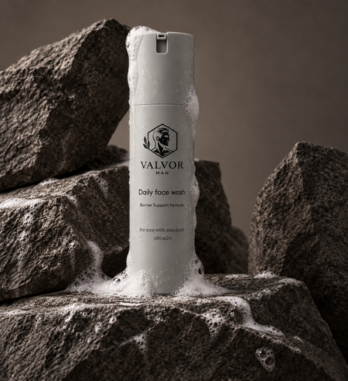 Daily Face Wash op donkere steen, met schuim