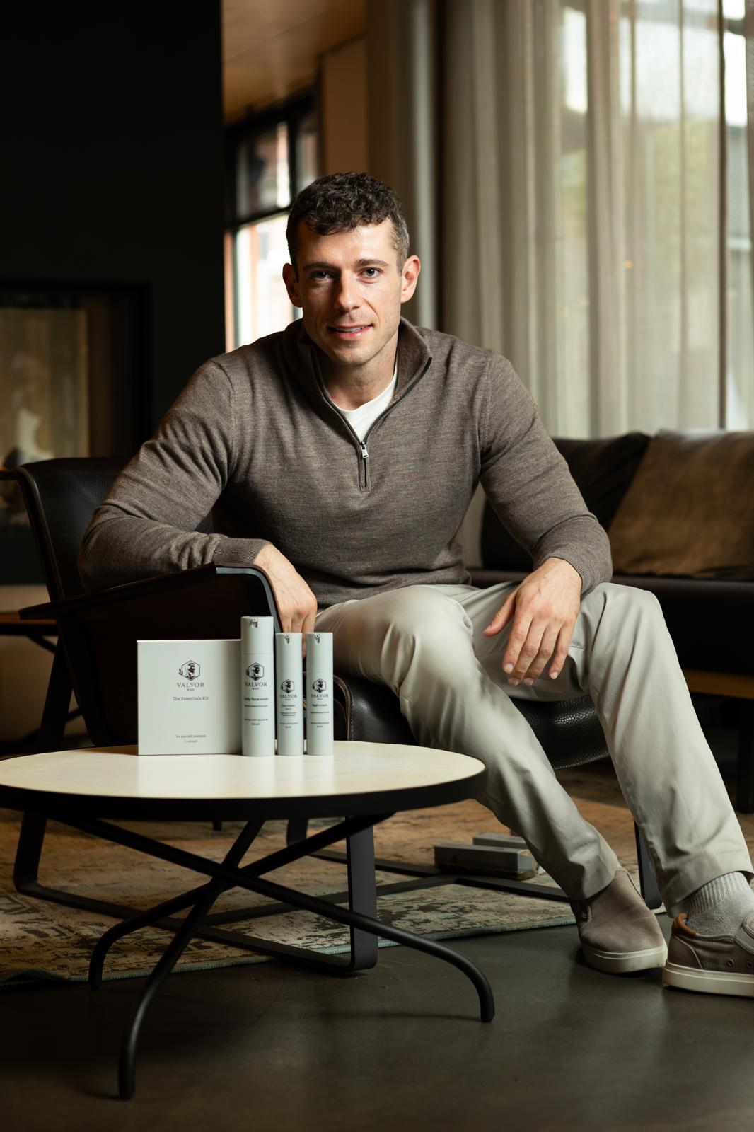 Remon Wouters, oprichter van Valvor Man, met de Essentials Kit